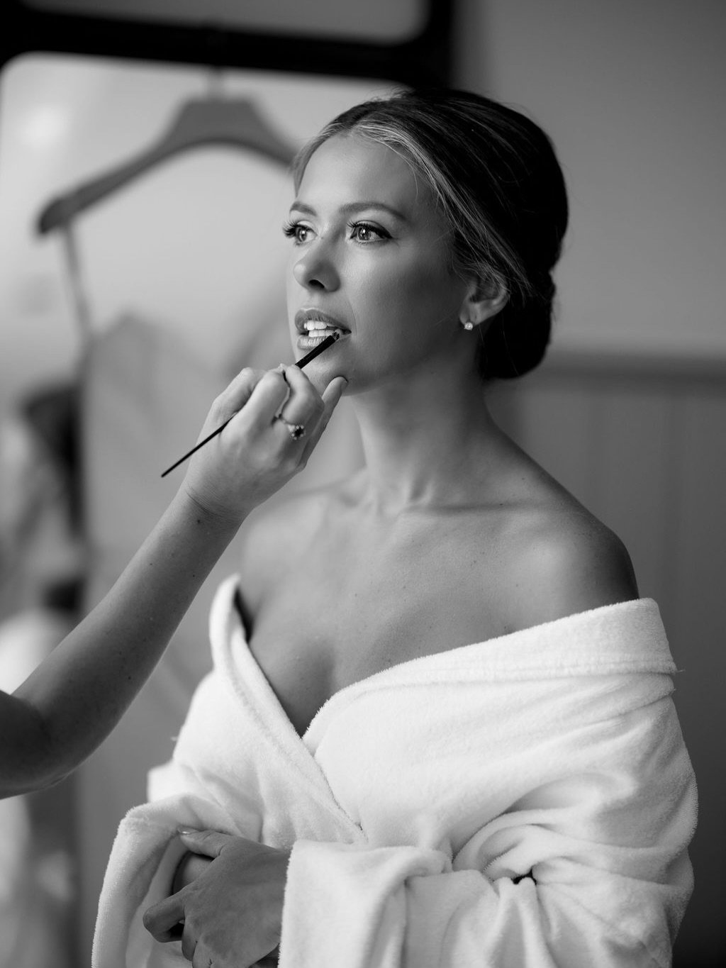 Bruna, simply exquisite. 🤍

Bruna had a timeless and more importantly wind proof bun to withstand windy Watsons Bay. Paired with classic bridal makeup that showcased her beauty and stayed put during a hot Summer day and packed dance floor later that