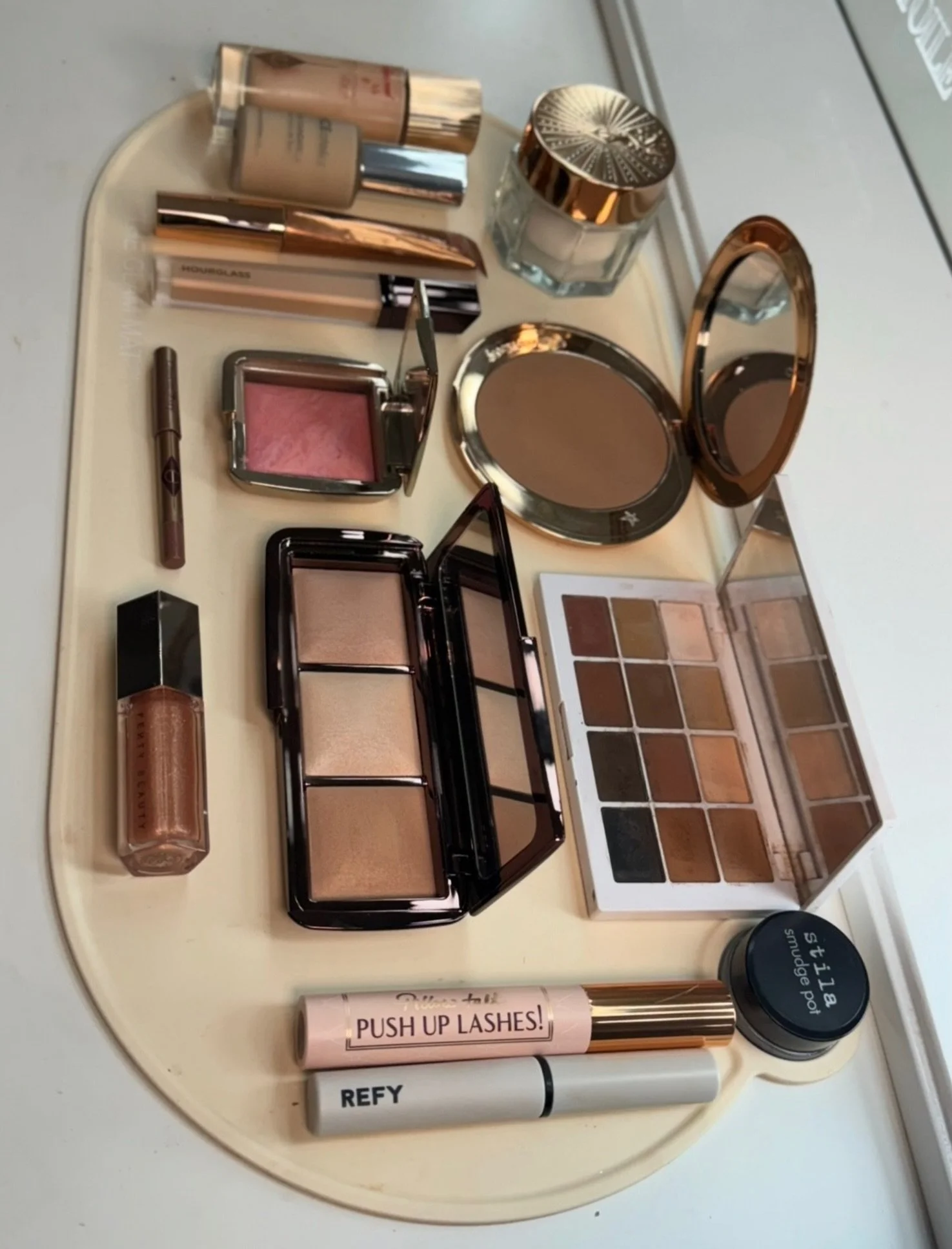 Kit staples ✨

Some of our favourites for flawless glowing skin and a soft glam finish.
Our kit is always stocked with the best cruelty free and luxe products to pamper you with. 

#MakeupMustHaves #SoftGlam #GlowOnTheGo  #crueltyfreemakeup #MakeupFl