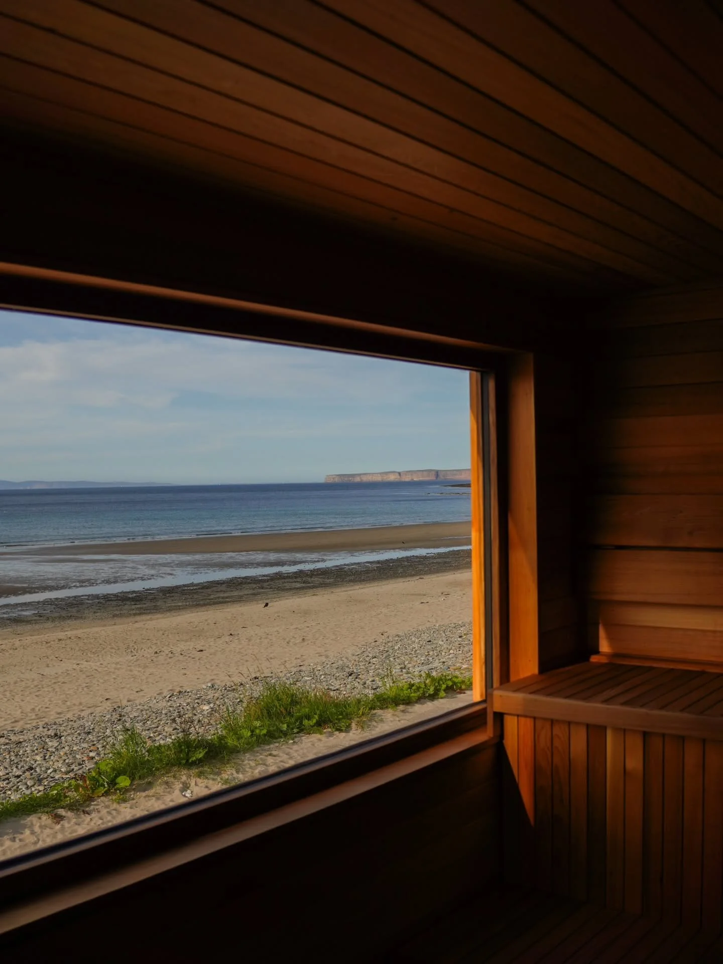 Dreamy views &amp; light from Thurso last night! 🌅Dunnet Head, Orkney, and Holborn Head all in view🔥

We love this spot just as much as Castletown &mdash; maybe it&rsquo;s a little less secluded, but having this view right on Thurso Beach is someth