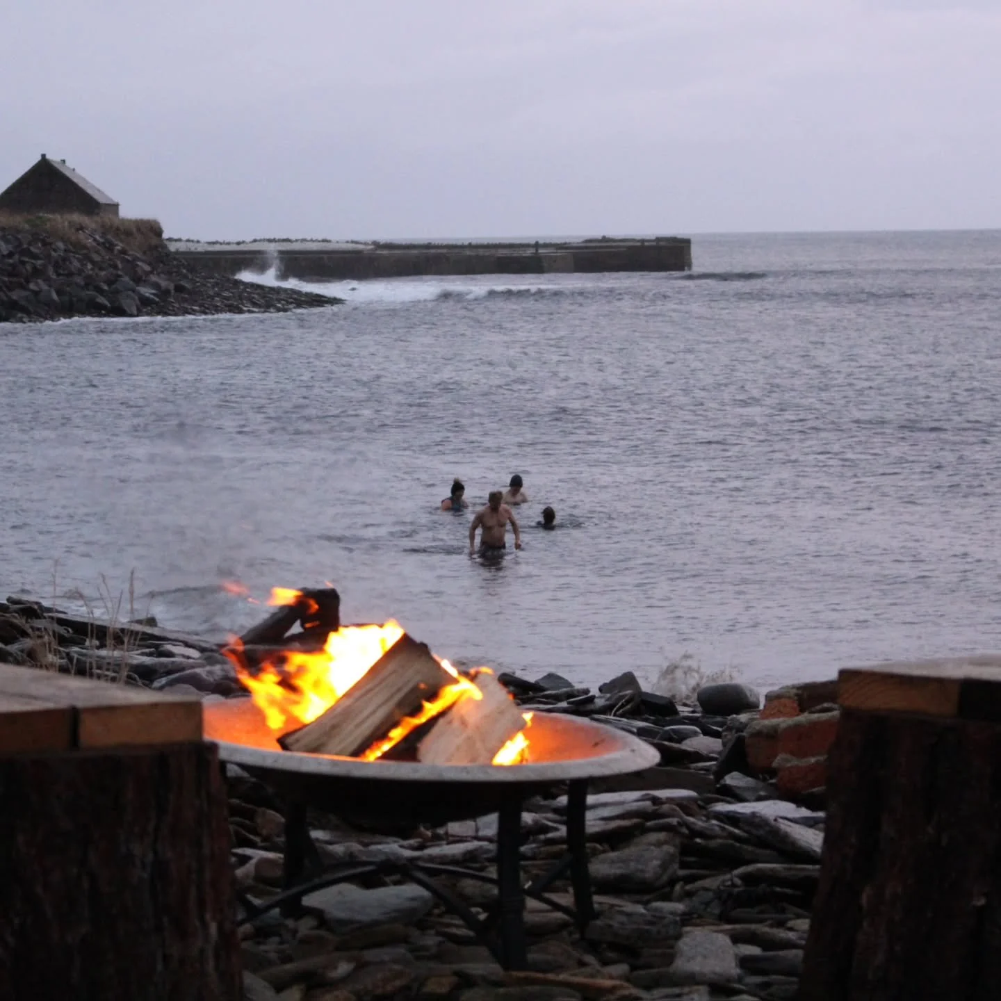 A selection of beautiful moments from our Winter Solstice sauna yesterday ❄️🔥

Huge thank you to @kellzclarke for capturing it so perfectly 📸✨

The ocean, fire, nature, stillness, and waves came together to create a calming day of surf, sauna, conn