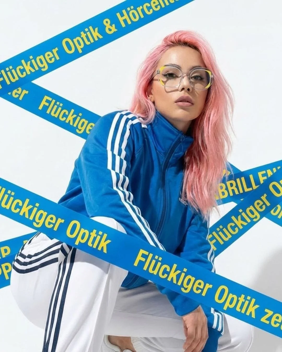 ✨ Style, der auff&auml;llt &ndash; mit WOOW! 👓💫

Diese trendige Brille aus der WOOW-Kollektion vereint verspieltes Design mit einem starken Statement-Look. Transparent, mit kreativen Farbakzenten und einer Form, die Pers&ouml;nlichkeit zeigt &ndash