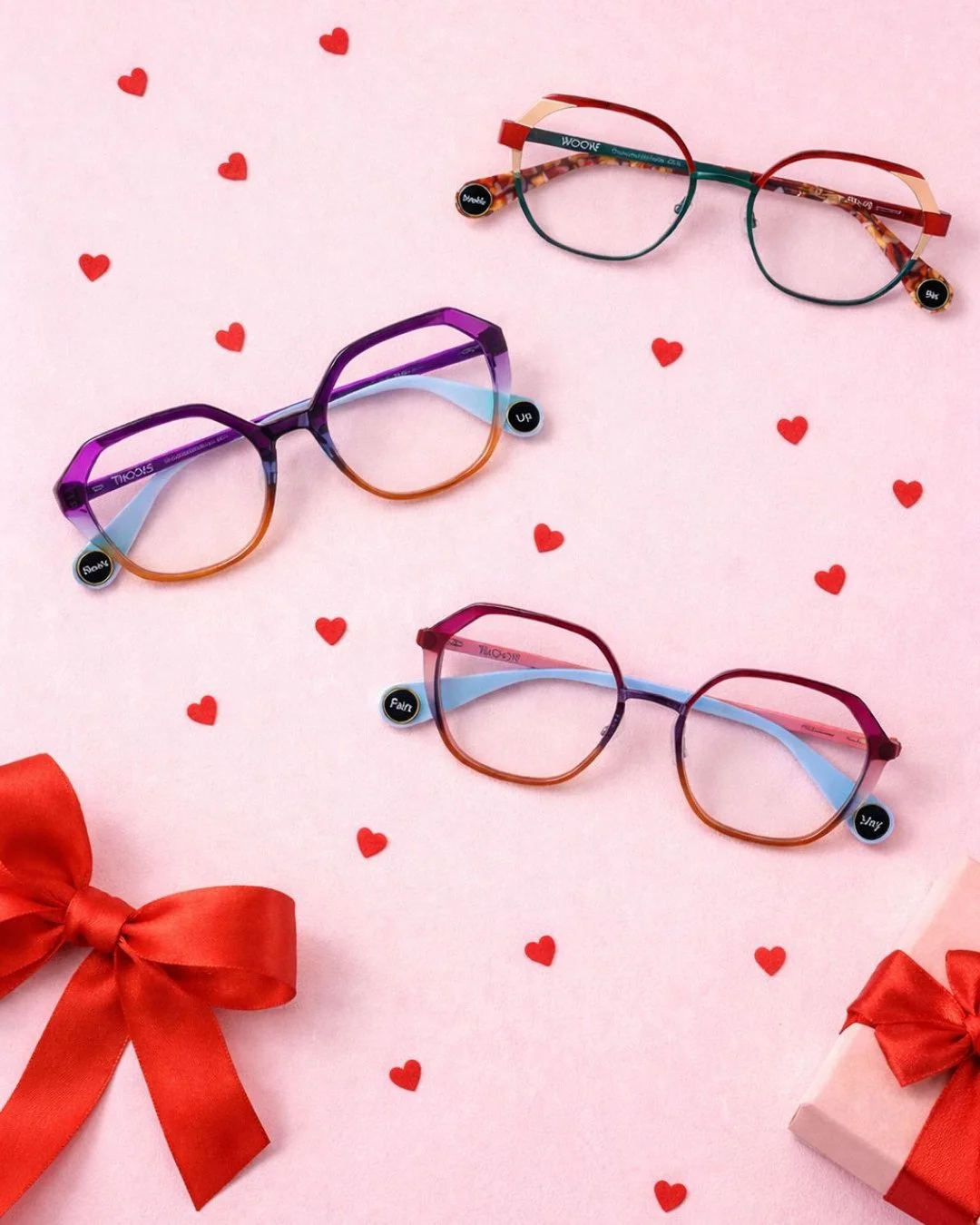 Love is in the air und auf der Nase 💗👓

Diese Modelle von WOOW Eyewear stehen f&uuml;r Farbe, Charakter und ganz viel gute Laune. Ob mutige Farbkombination oder verspieltes Detail &ndash; hier trifft Stil auf Pers&ouml;nlichkeit ✨

Perfekt f&uuml;r