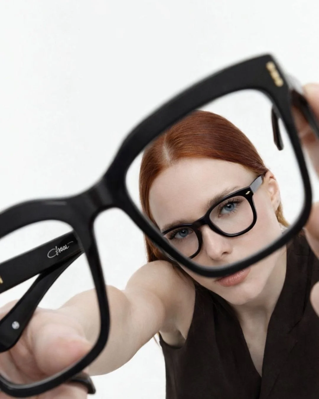 Klare Linien. Starker Charakter. 👓✨

Die Mod. 5019 von CAZAL steht f&uuml;r pr&auml;gendes Design und kompromisslose Ausdruckskraft. Markant in der Form, pr&auml;zise in der Verarbeitung &ndash; eine Brille, die Haltung zeigt!

F&uuml;r alle, die We