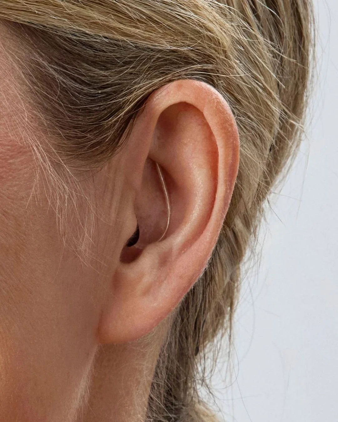 So diskret kann gutes H&ouml;ren sein 👂✨

Manchmal ist die beste L&ouml;sung die, die man kaum sieht, aber deutlich sp&uuml;rt. Dieses H&ouml;rsystem sitzt unauff&auml;llig hinter deinem Ohr und schenkt dir wieder klare, nat&uuml;rliche Kl&auml;nge 