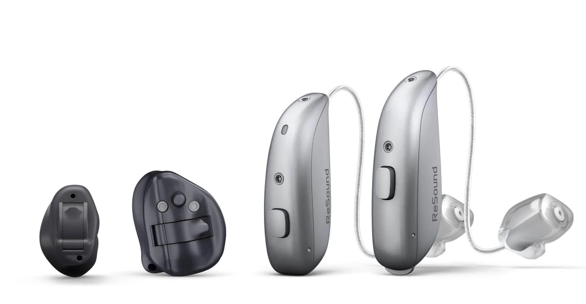 Phonak-Hörgeräte in verschiedenen Ansichten mit transparenten Ohrpassstücken und schwarzem Zubehör