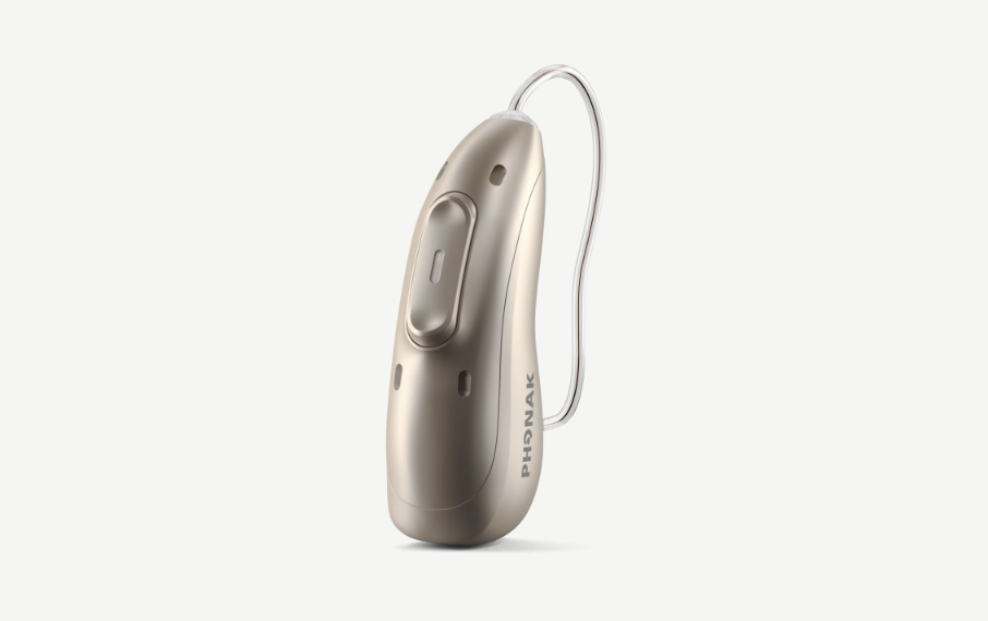 Beige Phonak-Hörgerät mit transparentem Reacever auf weißem Hintergrund