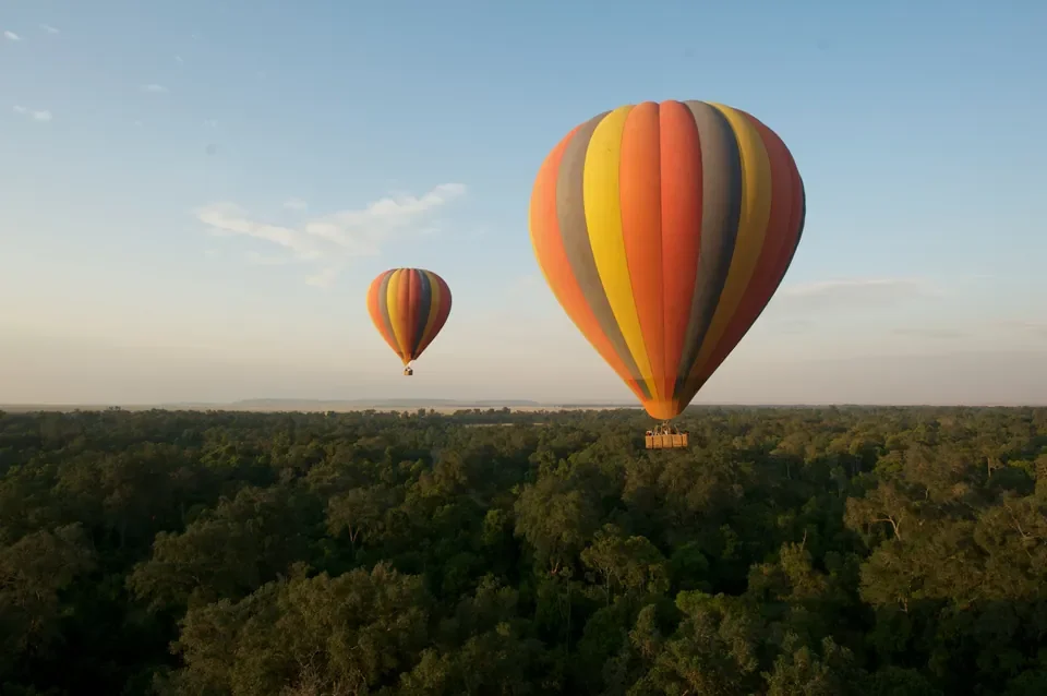 Hot air balloon over Serengeti South woodland at sunrise, Serian's Serengeti South, Tanzania