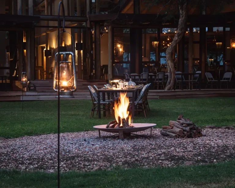 nomara-marataba-safari-lodge-lawn-dinner-firepit-close-768w.webp