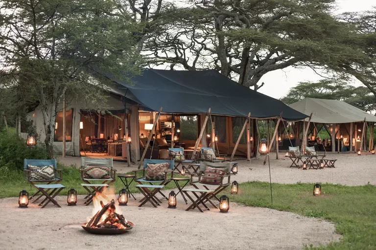 mobile-safaris__songa-migrational-camp-evening-boma-fire-serengeti-migration-mobile__768w.webp