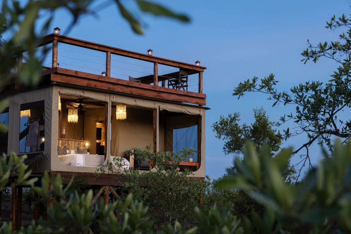 Shilope Sleepout Deck elevated suite with rooftop deck and lanterns at twilight in Klaserie, Greater Kruger