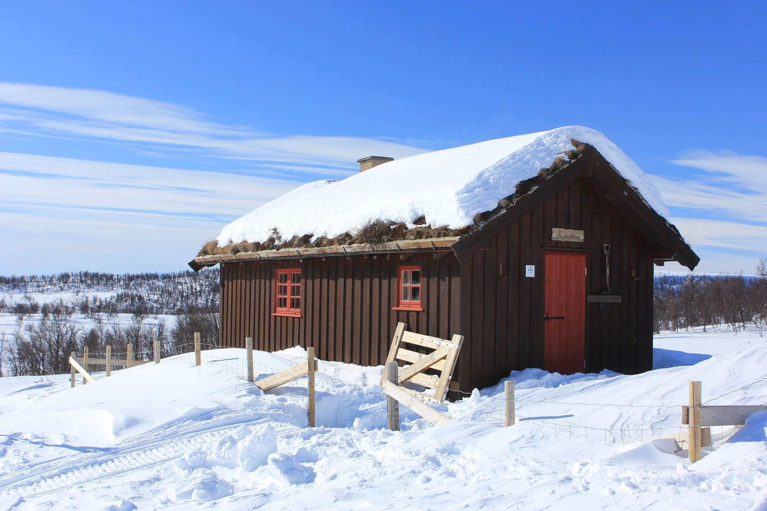  Fossbekkbua, en av fjellstyrets 14 åpne buer. Her kan du bo for kr. 100,- pr. natt. 