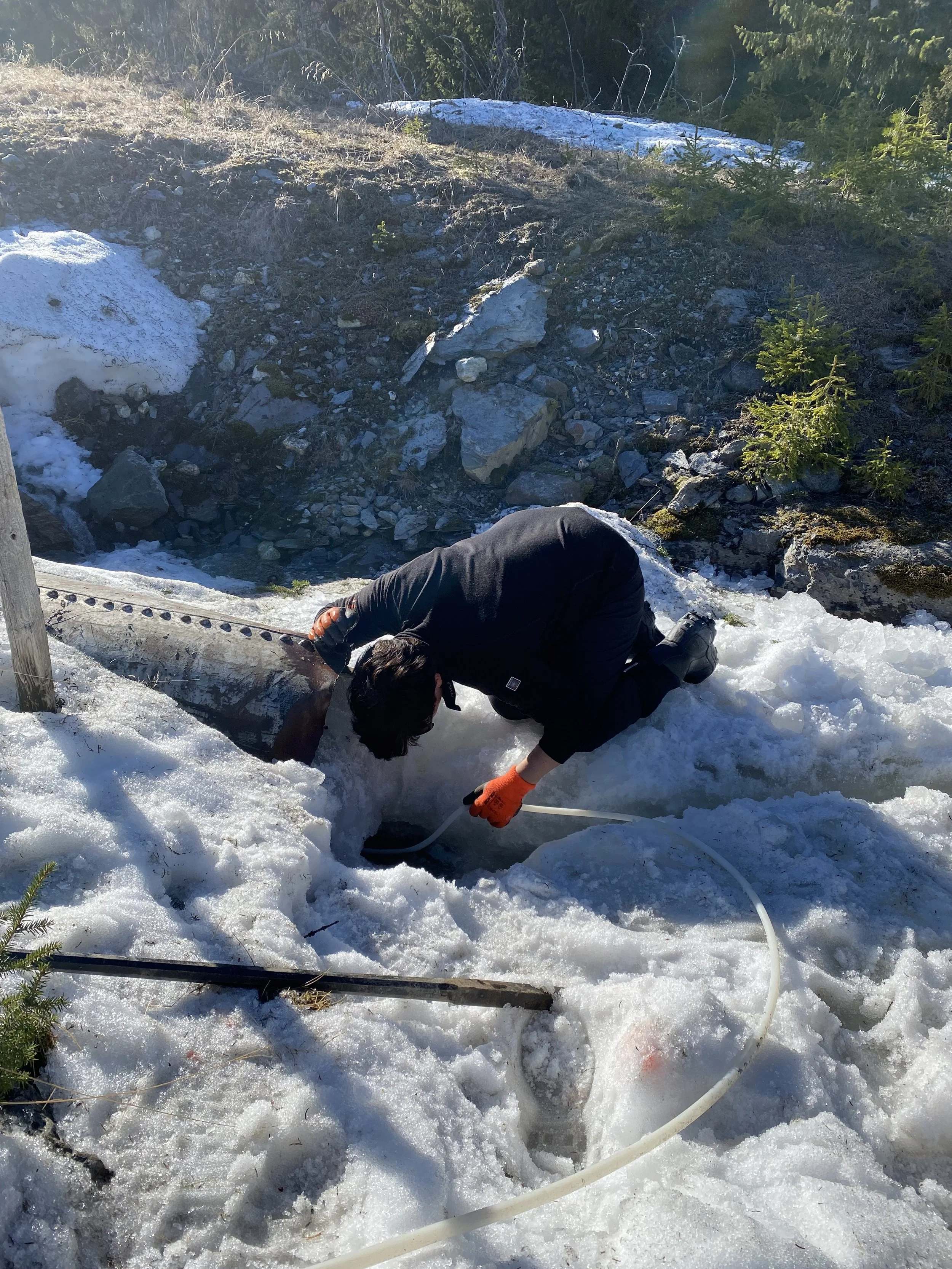 Tining av stikkrenner langs Revsjøvegen, 22. april 2022 (foto: Gausdal fjellstyre)