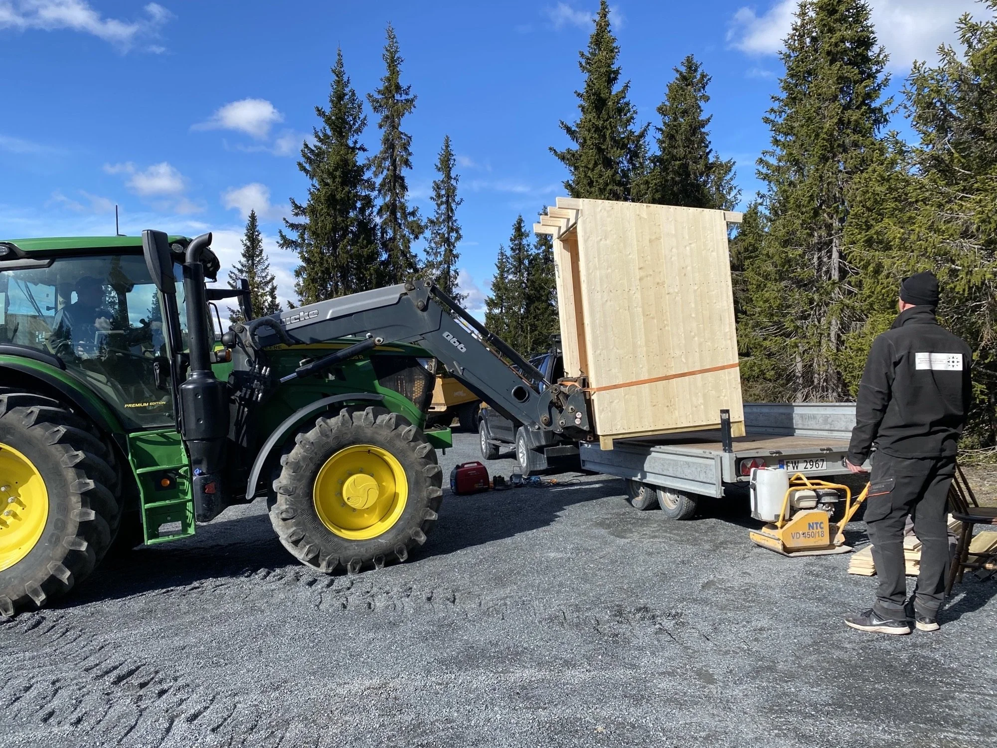 Iver Prestrud laster opp ny do til Bjørnstadhytta, 12. mai 2022 (foto: Gausdal fjellstyre)