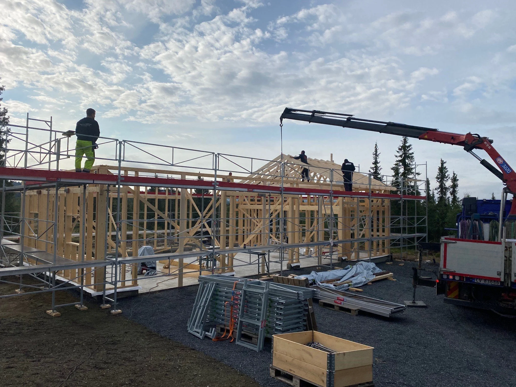 Heising av takstoler på Kittilbu, 12. august 2021