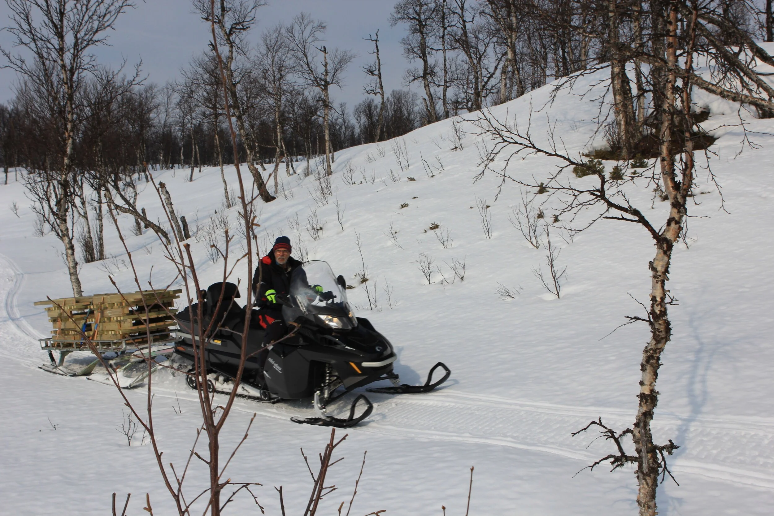 Arvid Kampesveen kjører nye lemmer til brua over Fjelldokka, 4. april 2019