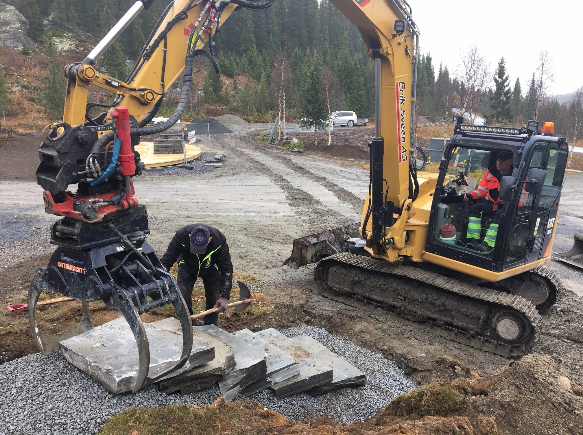 Erik og Kjell Sveen bygger natursteinstrapp på Holsbru, 15. oktober 2018
