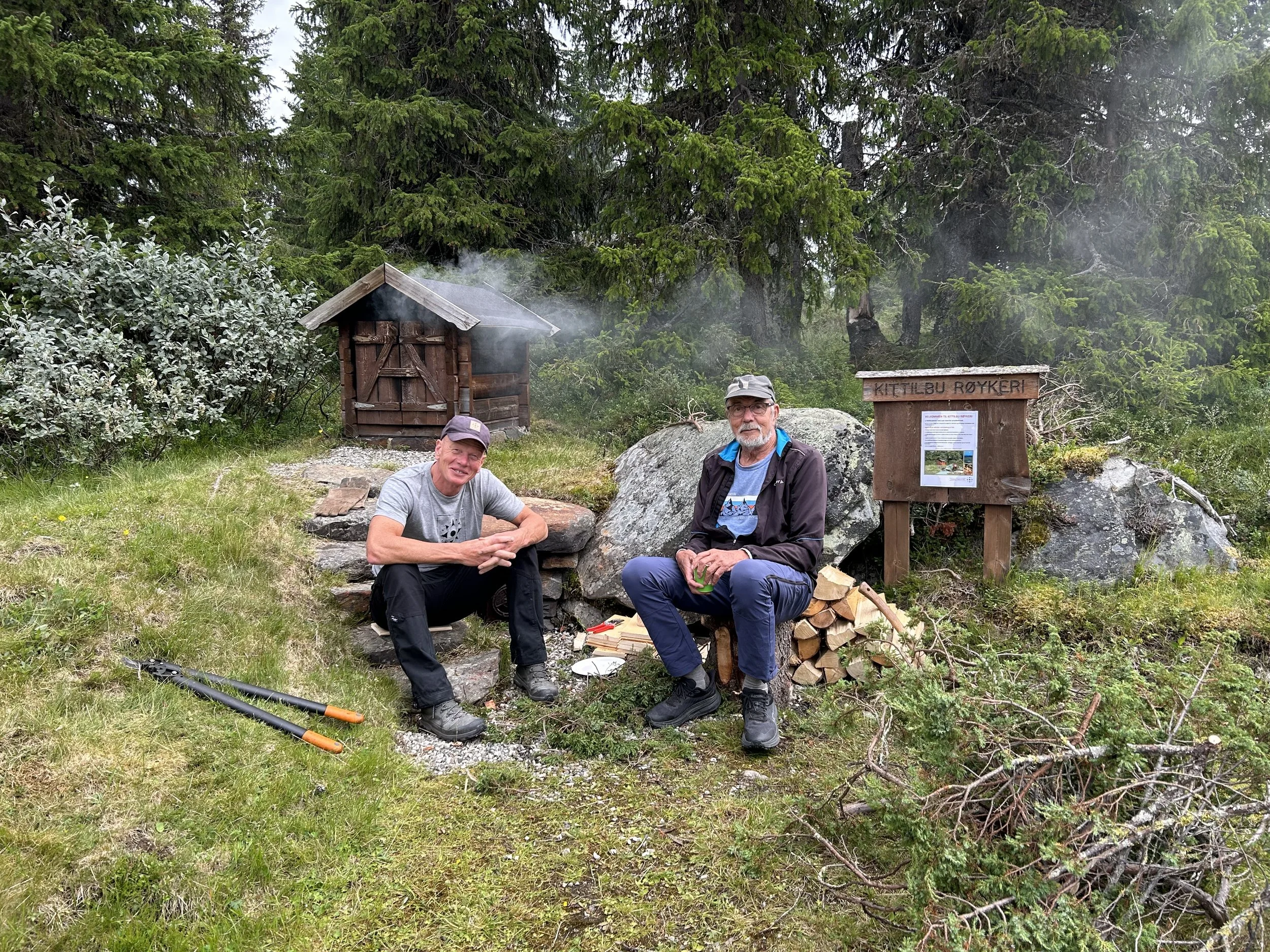 Even og Arvid røyker fisk under Langsuadagen 2025. Foto: Gausdal fjellstyre
