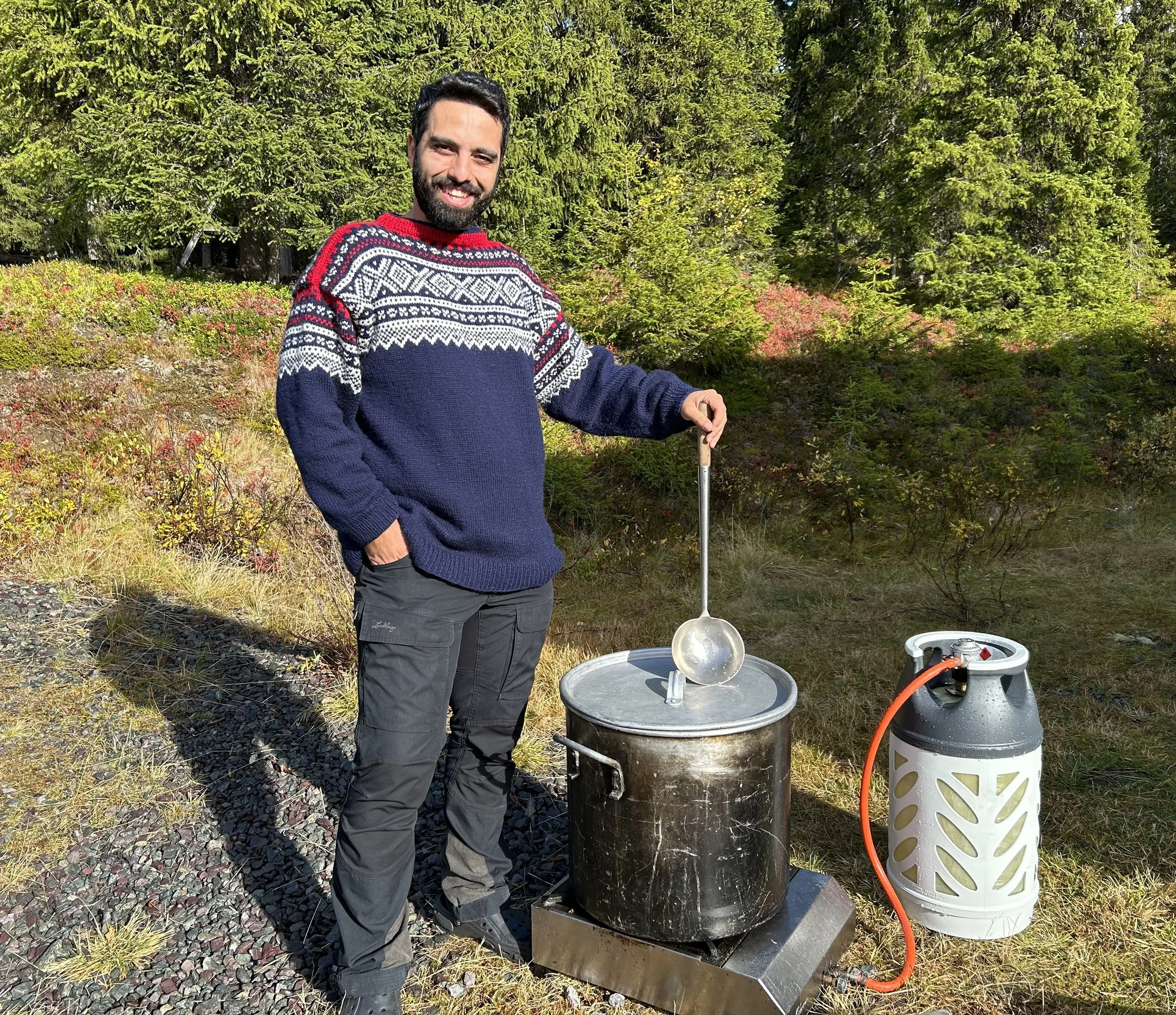 Sjefskokk og daglig leder i Wild X, Amir Ranjbar med 80 L fårikål