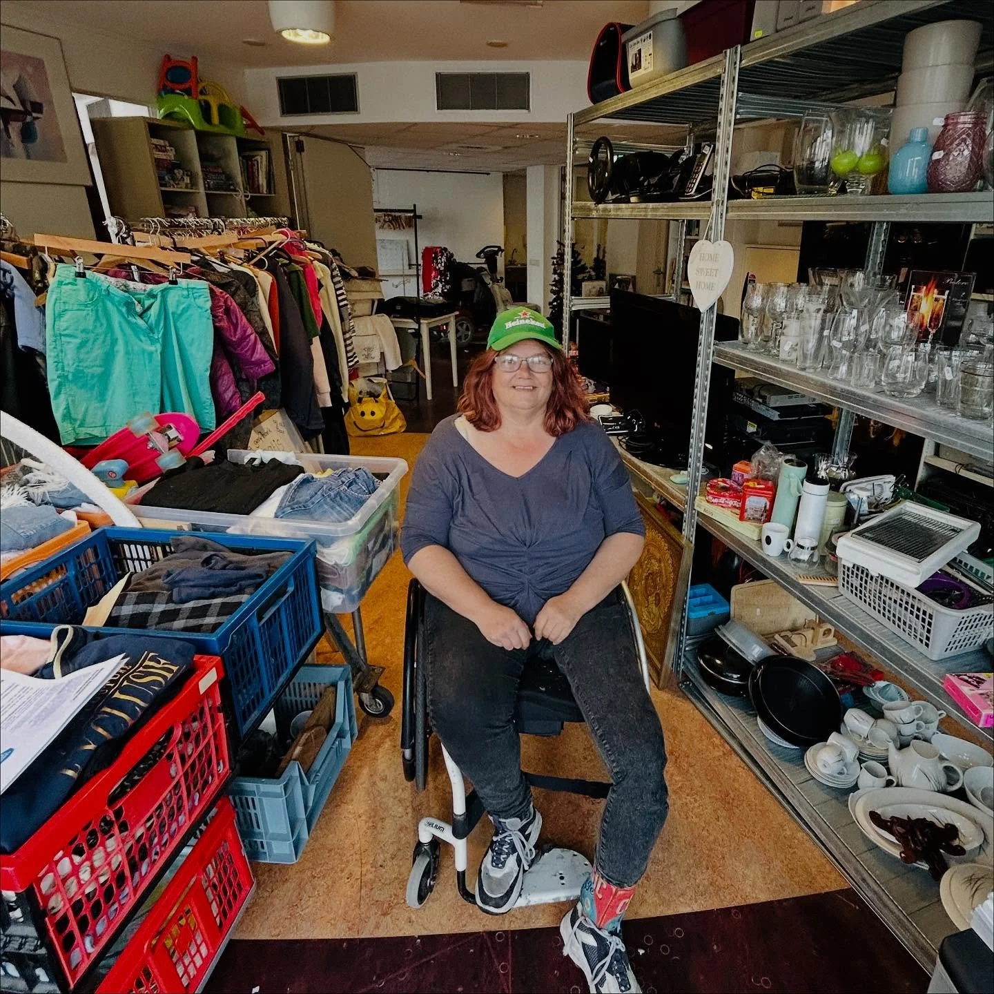 Dit is Mari&euml;lle, &eacute;&eacute;n van onze meest actieve bewoners! Nadat onze partner Schroeder failliet ging dit voorjaar, nam ze de kringloop over. Sindsdien verzamelt, verkoopt en geeft ze spullen weg aan de buurt. Ze verhuisde vorige week n