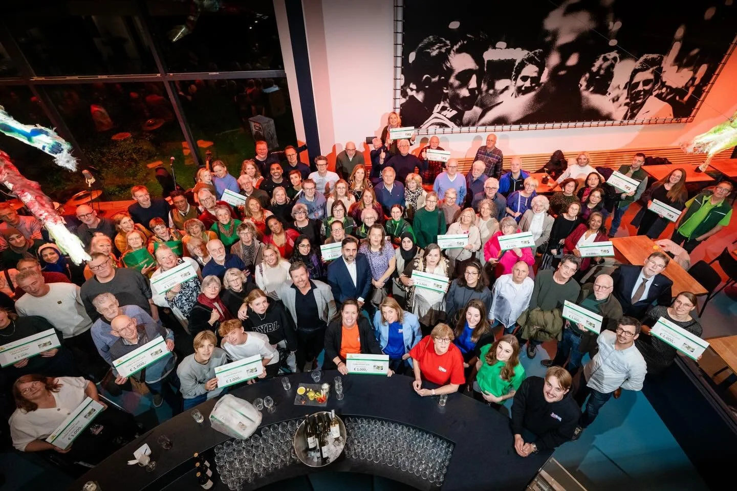 ✨ 𝗞𝗮𝗺𝗲𝗿𝗥𝗮𝗱𝗲 𝘄𝗶𝗻𝘁 𝗻𝗮 𝟭 𝗷𝗮𝗮𝗿 𝗮𝗹 𝗲𝗲𝗻 𝗚𝘂𝗹𝗱𝗲𝗻 𝗞𝗹𝗶𝗻𝗸𝗲𝗿! ✨
Wat zijn we trots! Tussen zoveel mooie en inspirerende initiatieven mocht KamerRade dit jaar &oacute;&oacute;k een Gulden Klinker ontvangen. Een prachtige erken