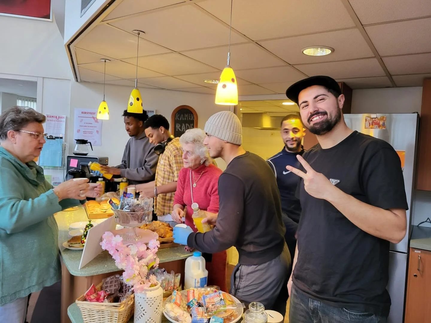 Gisteren kwamen jongeren van @rocmondriaan ons helpen. Jongerencoach Virgil geeft het vak Maatschappelijke Diensttijd en kwam met de jongens langs. ze holpen Mari&euml;lle met het versieren van de kerstboom 🎄 en verzorgden een lekkere lunch voor bew