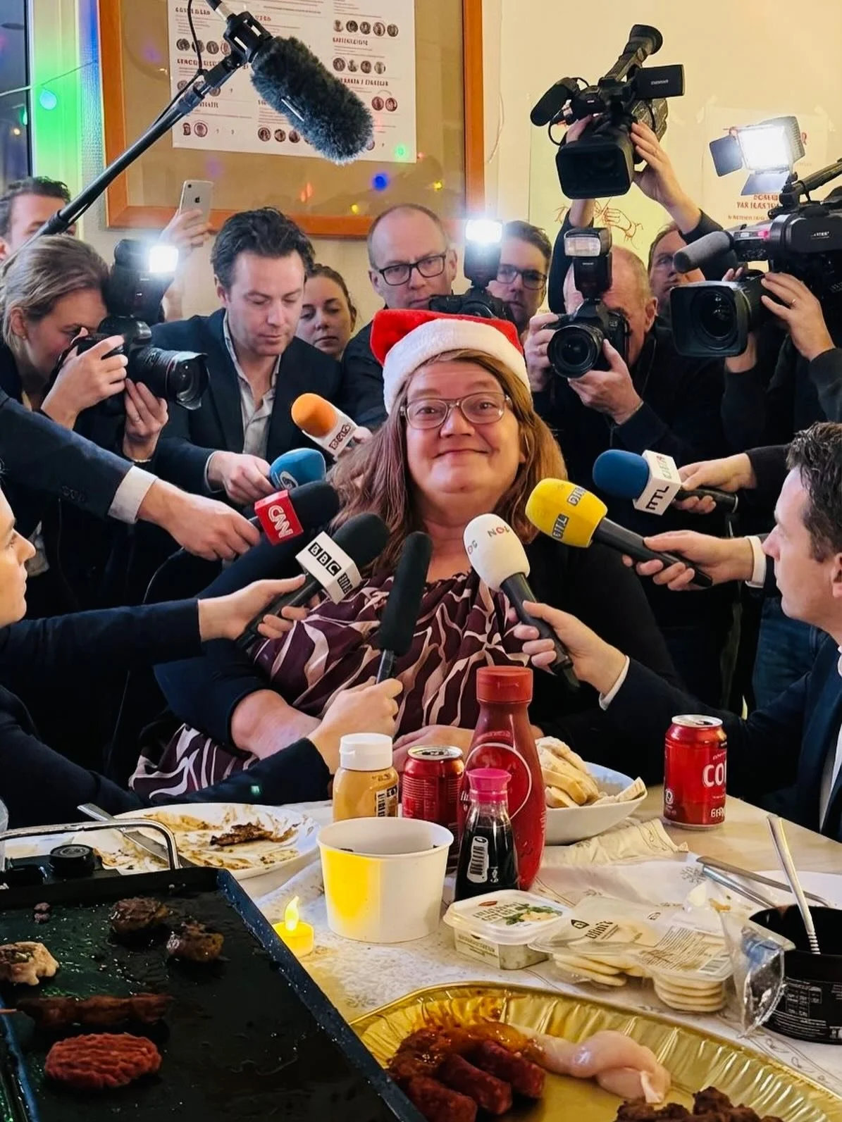 Vandaag om 14.00u: 
UITZWAAIFEESTJE!

- Lekkere hapjes en drankjes.
- Oliebollen en bubbels!
- Live muziek!
- Karaoke

Iedereen is welkom bij KamerRade! 🥂🌟