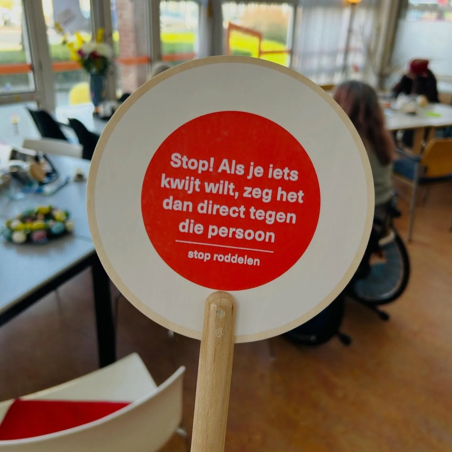 𝗦𝘁𝗼𝗽𝗽𝗲𝗻 𝗼𝗳 𝗱𝗼𝗼𝗿𝗴𝗮𝗮𝗻!

In het buurthuis merken we hoe groot de impact van woorden is.

Roddelen lijkt soms klein, maar het doet iets met de sfeer:
het zorgt voor afstand, misverstanden en soms zelfs kampen.

Een compliment of een open