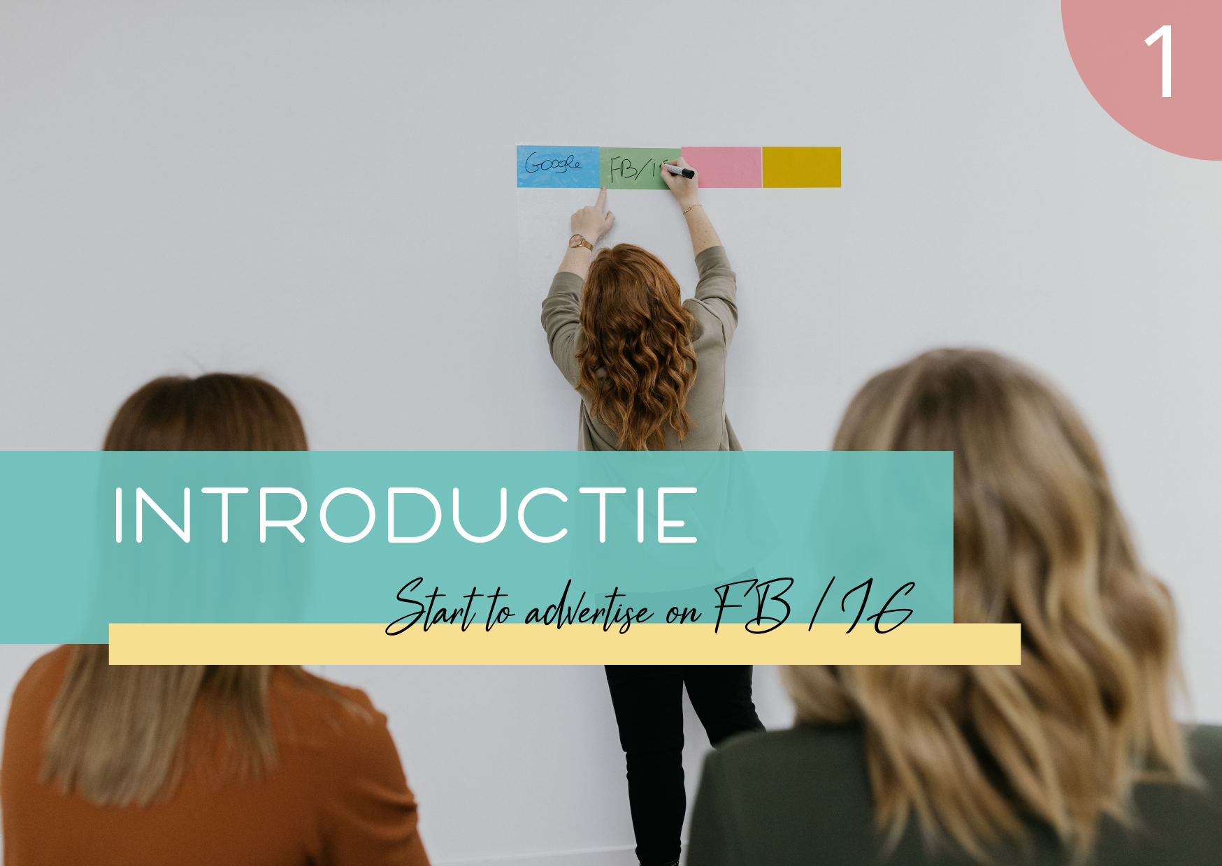 Een vrouw schrijft op een whiteboard met gekleurde sticky notes. In de voorgrond zien we het hoofd van twee vrouwen die naar haar kijken.