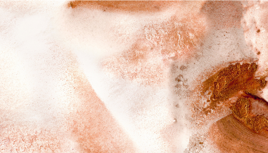 Prise de vue rapprochée de poudres de différentes couleurs et textures sur une surface blanche.