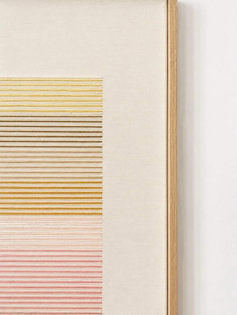 Capas de color, l&iacute;neas que se ordenan y una sensaci&oacute;n de calma.

Mi &uacute;ltima obra textil est&aacute; creada puntada a puntada, dejando que cada l&iacute;nea tenga su propio espacio para respirar. Una pieza sencilla y serena, donde 