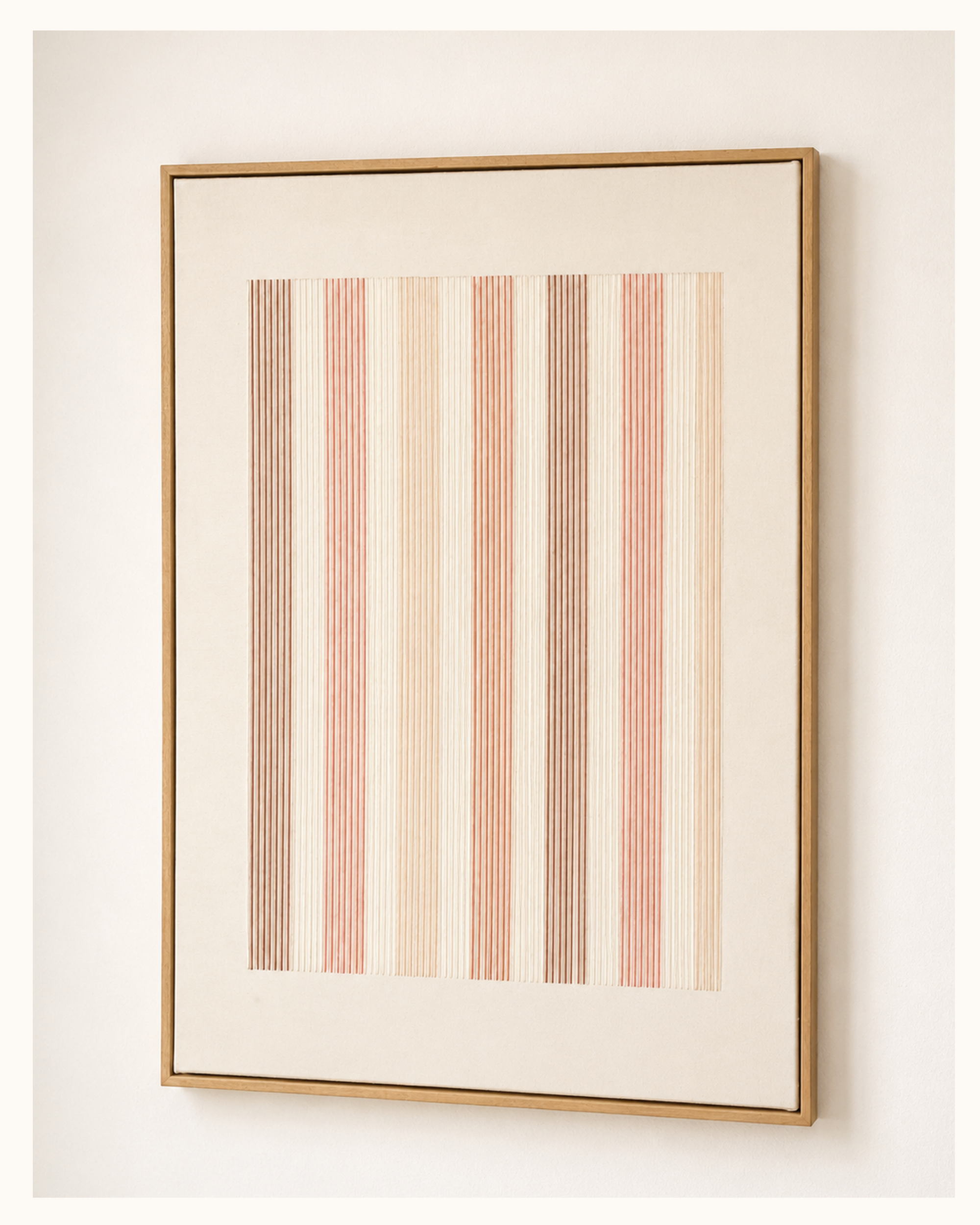 Cuadro con líneas verticales naranjas, rojas y beige en un marco de madera.