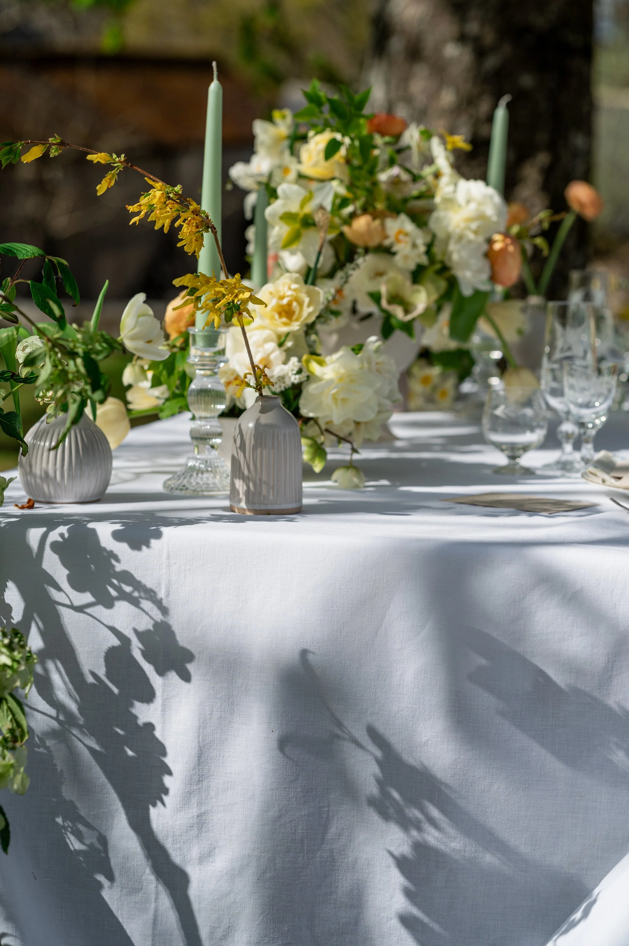 Seasonal flower wedding table design
