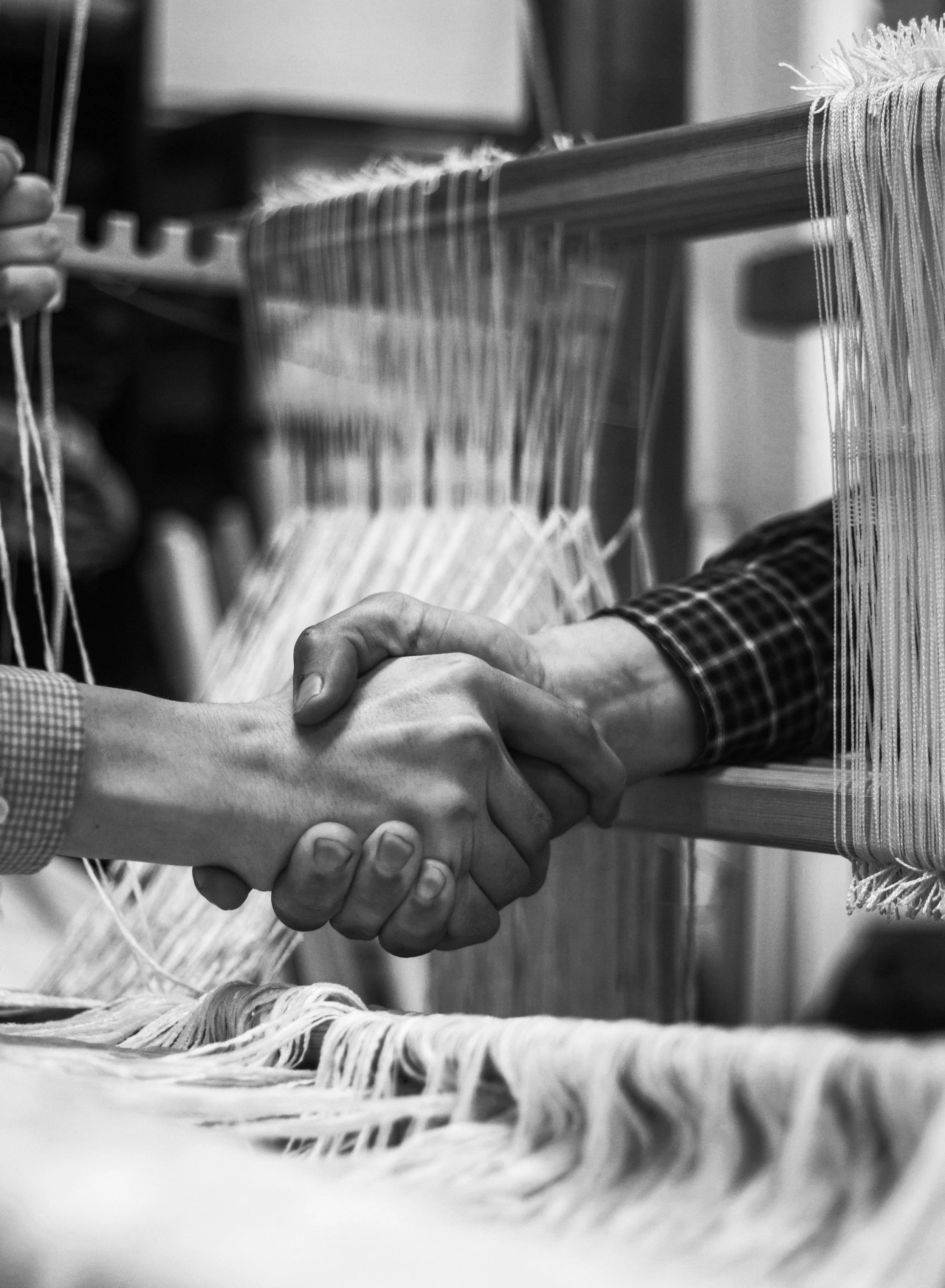 Poignée de main suite à une intervention d'océane Lores en entreprise