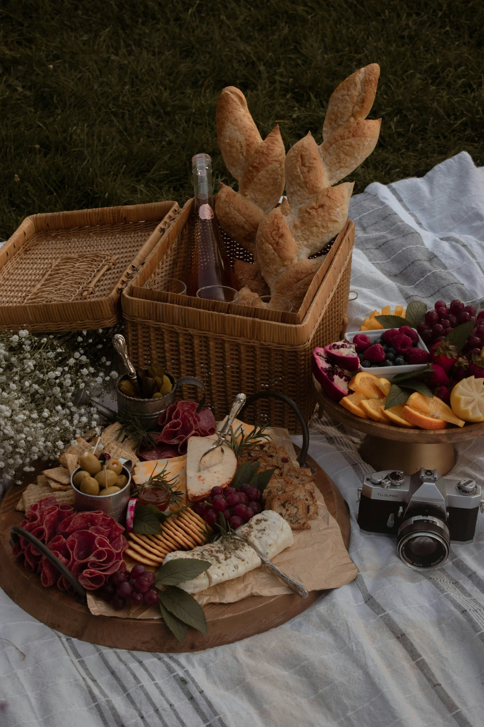 Elegant picnic setup in the Hunter Valley vineyard — Vintessa Tours, luxury wine tour moments, boutique experience from Newcastle