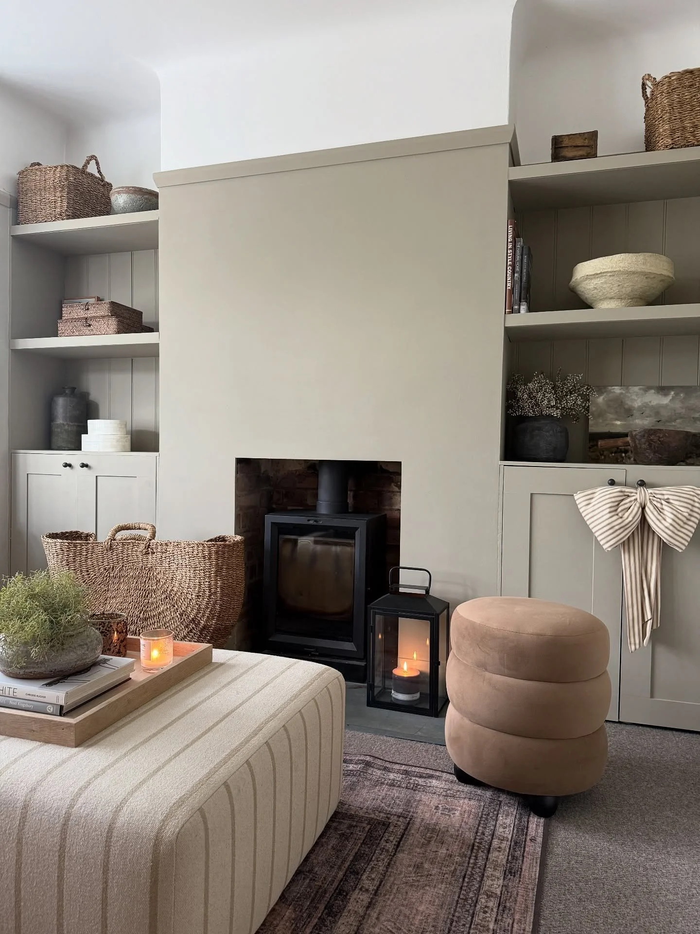 Slow Sundays ✨ Candles on, warm neutrals and soft beiges creating inviting, cosy spaces you&rsquo;ll never want to leave&hellip;

would you like some paint suggestions of some warm colours that can lift your space for autumn winter? 🤎

Project : HOL