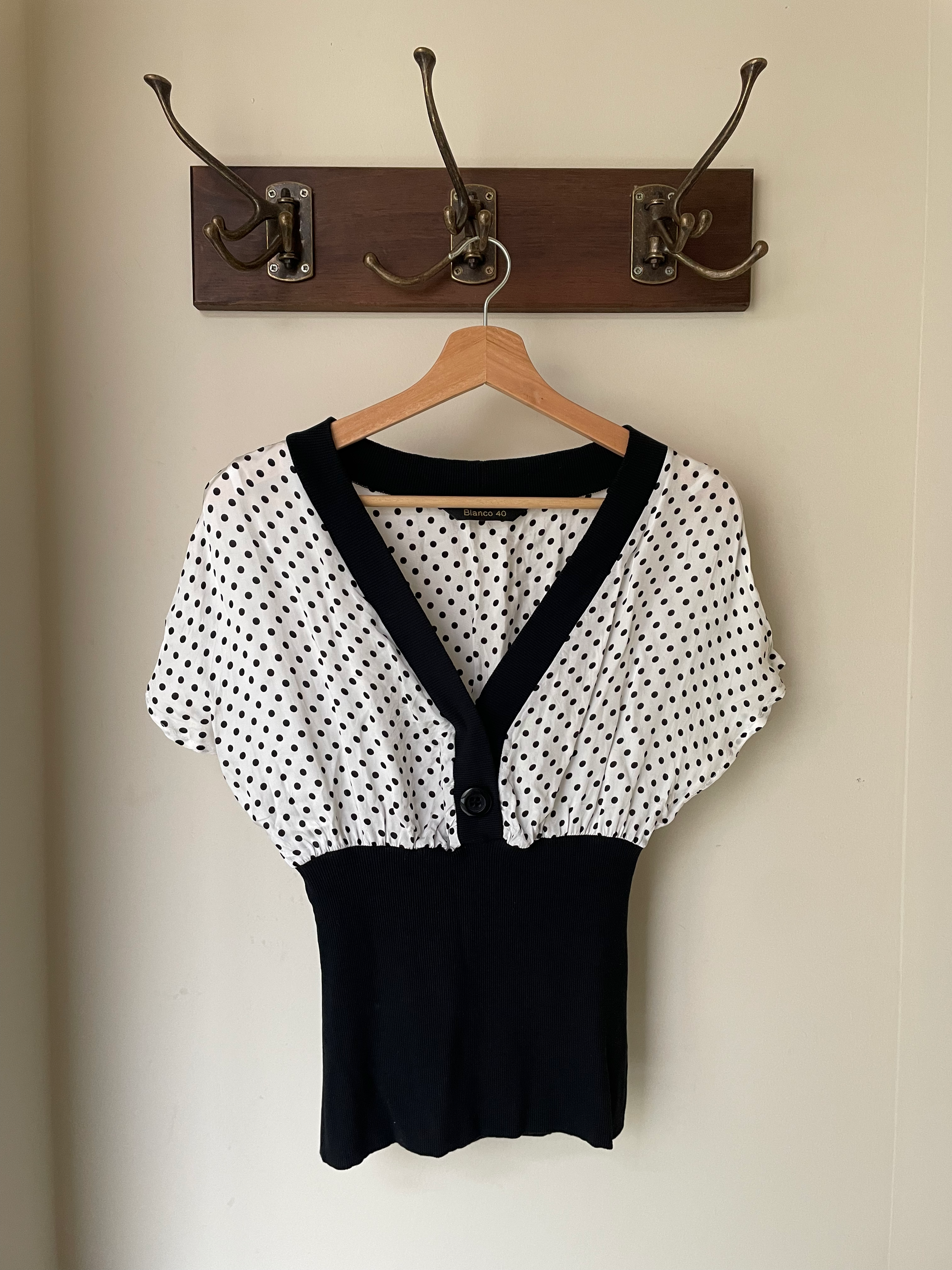 Polka Dot V-Neck Top – Blanco