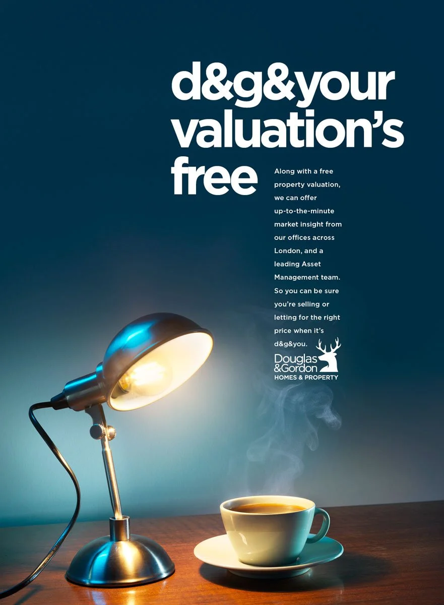 Un tapis de bureau avec une lampe de bureau allumée, une tasse de café fumant, et un texte publicitaire sur la vente immobilière. Le fond est bleu foncé.