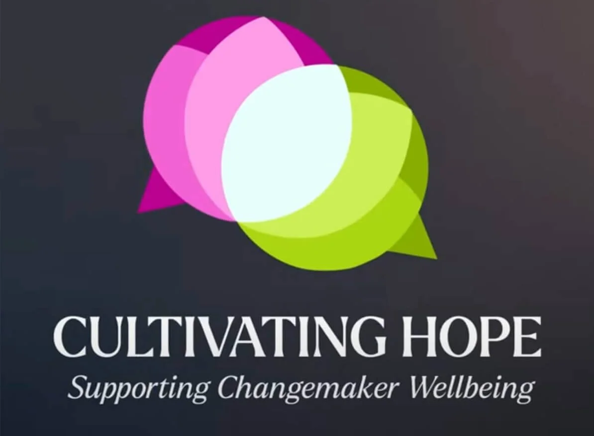 Logo avec deux bulles de dialogue stylisées, une rose et une verte, avec le texte 'Cultivating Hope' et 'Supporting Changemaker Wellbeing'.