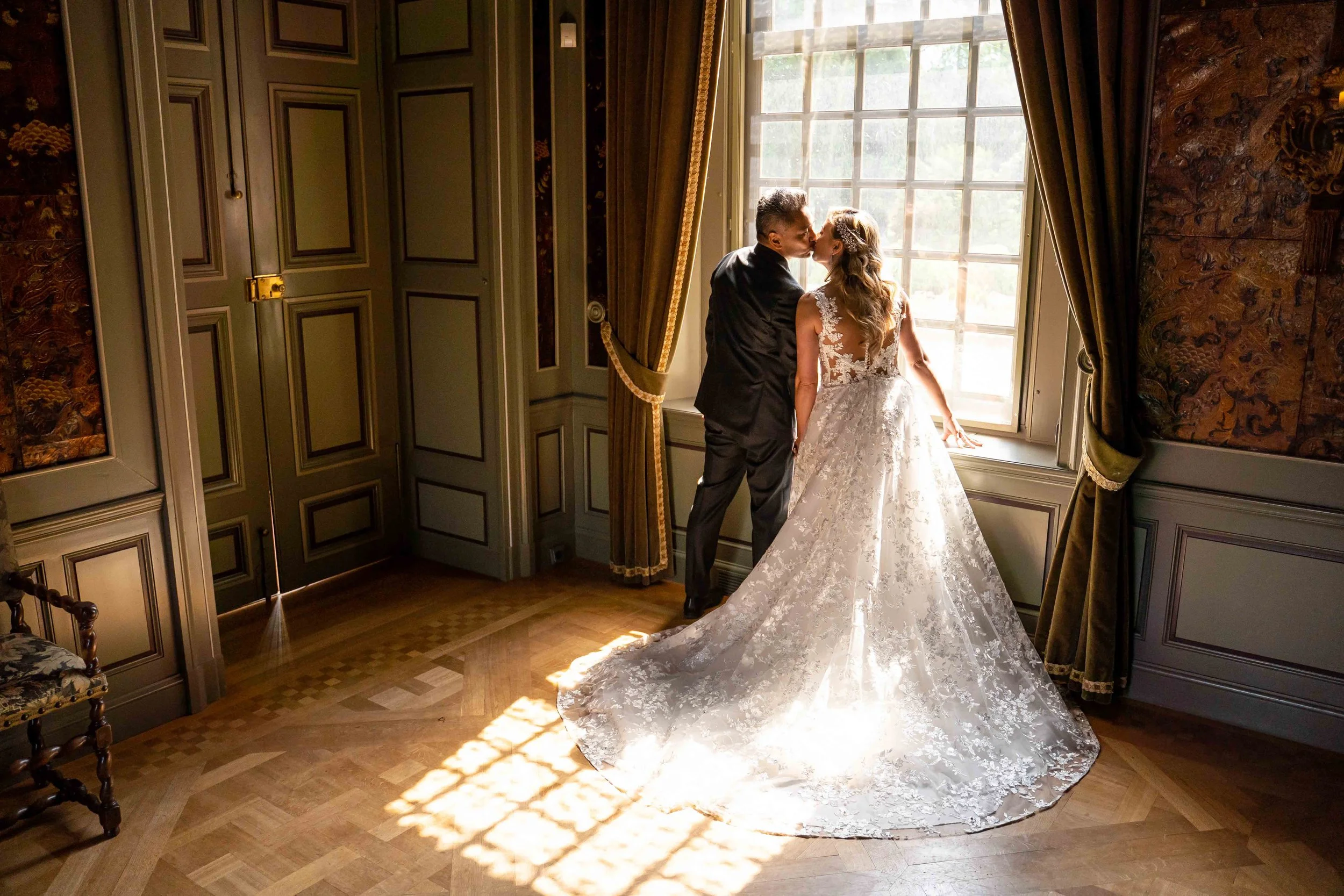 Fotografie van een bruidspaar in kasteel Groeneveld in Baarn door DiasPictures