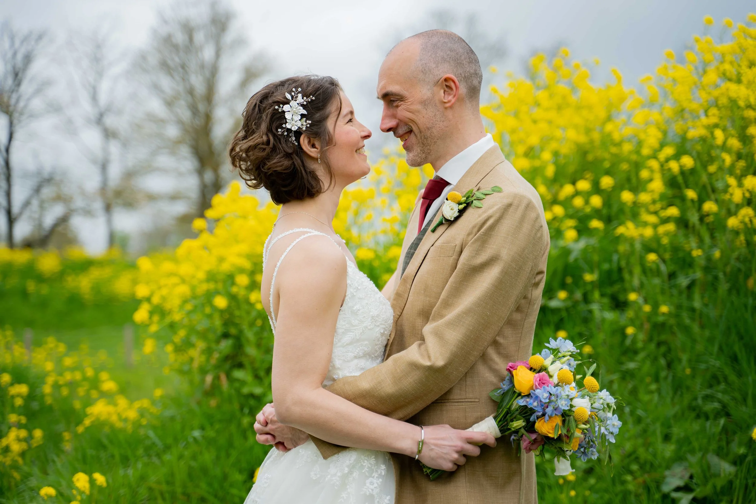bruidsfotografie in utrecht tussen bloemen door Diaspictures