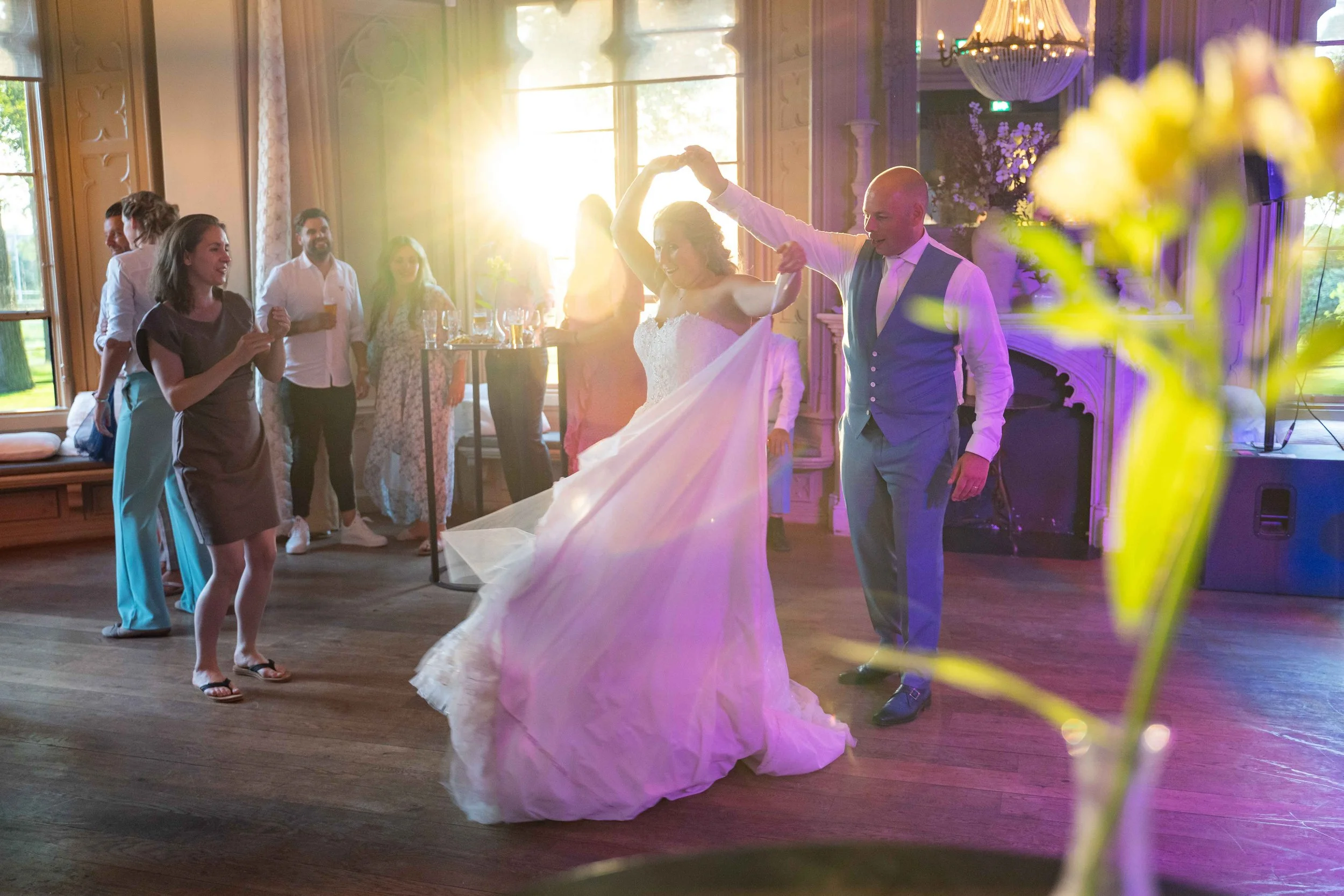bruiloftfotografie dans in warm licht door Diaspictures