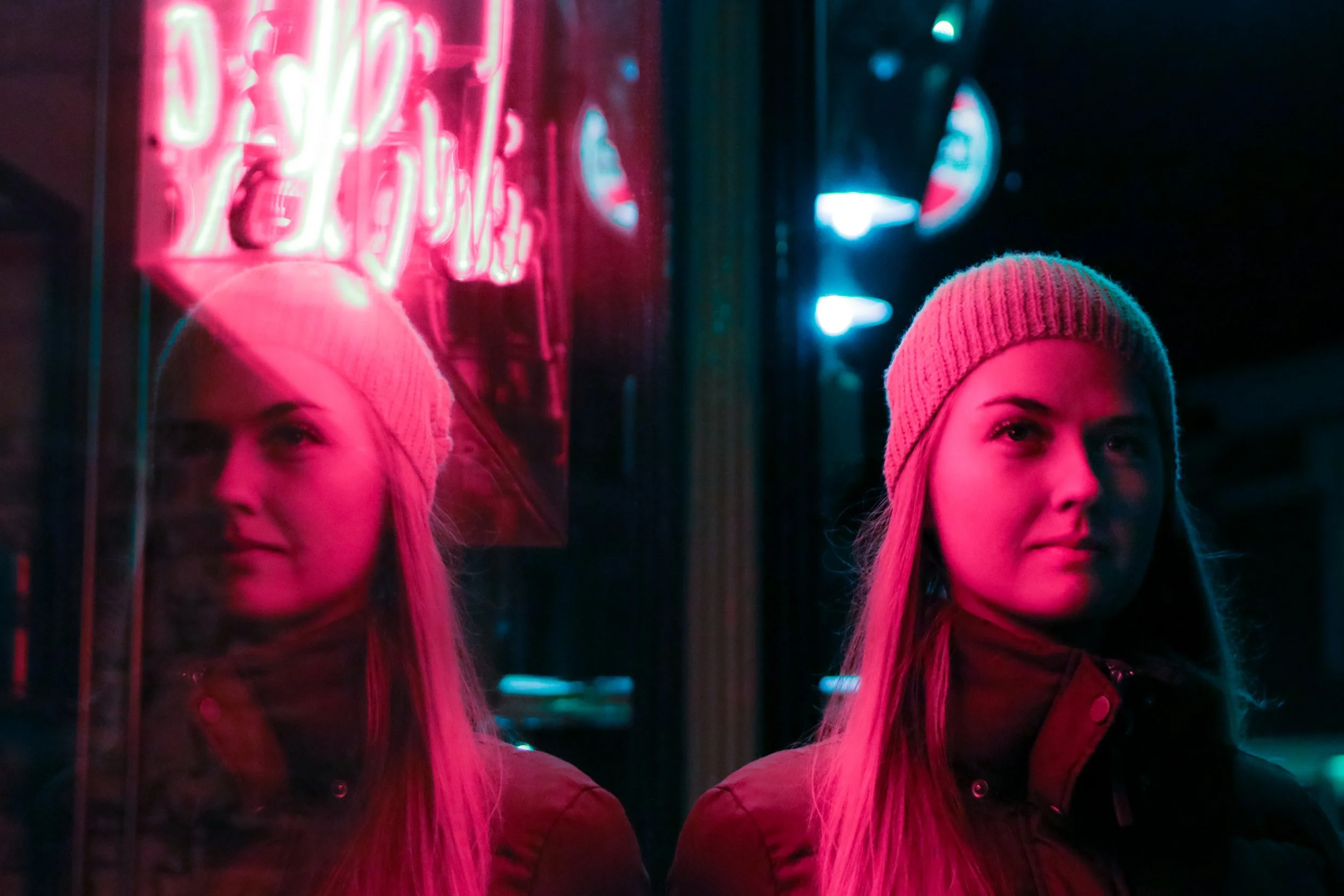 Nacht portretfoto van vrouw met neon licht - Gemaakt door DiasPictures