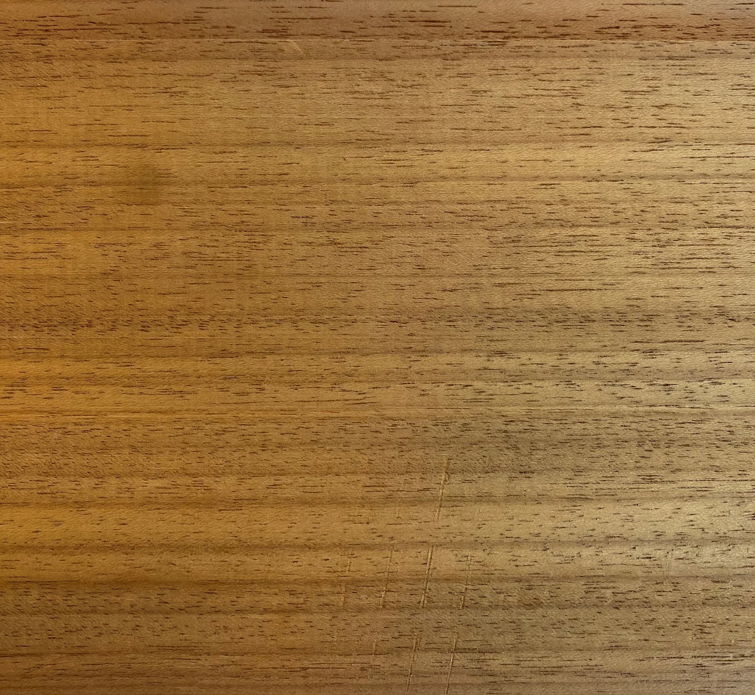 Een close-up van een houten oppervlak met zichtbare houtnerf en textuur.