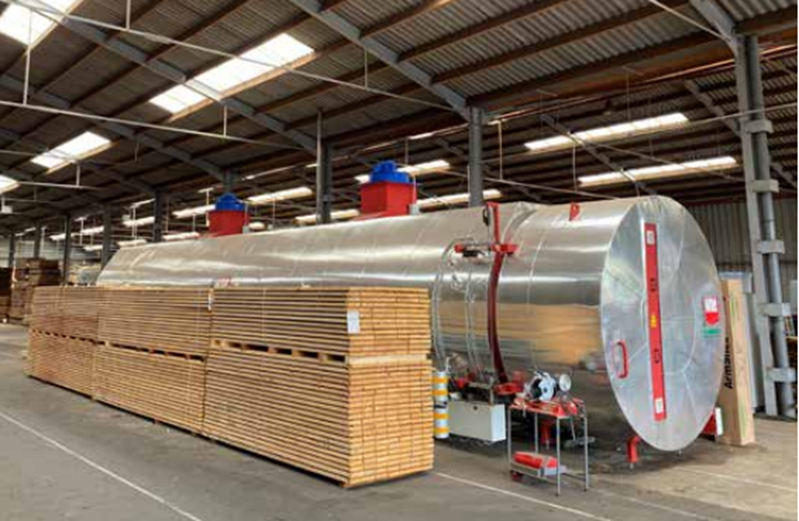 Grote metalen industriële ketel in een fabriekshal
