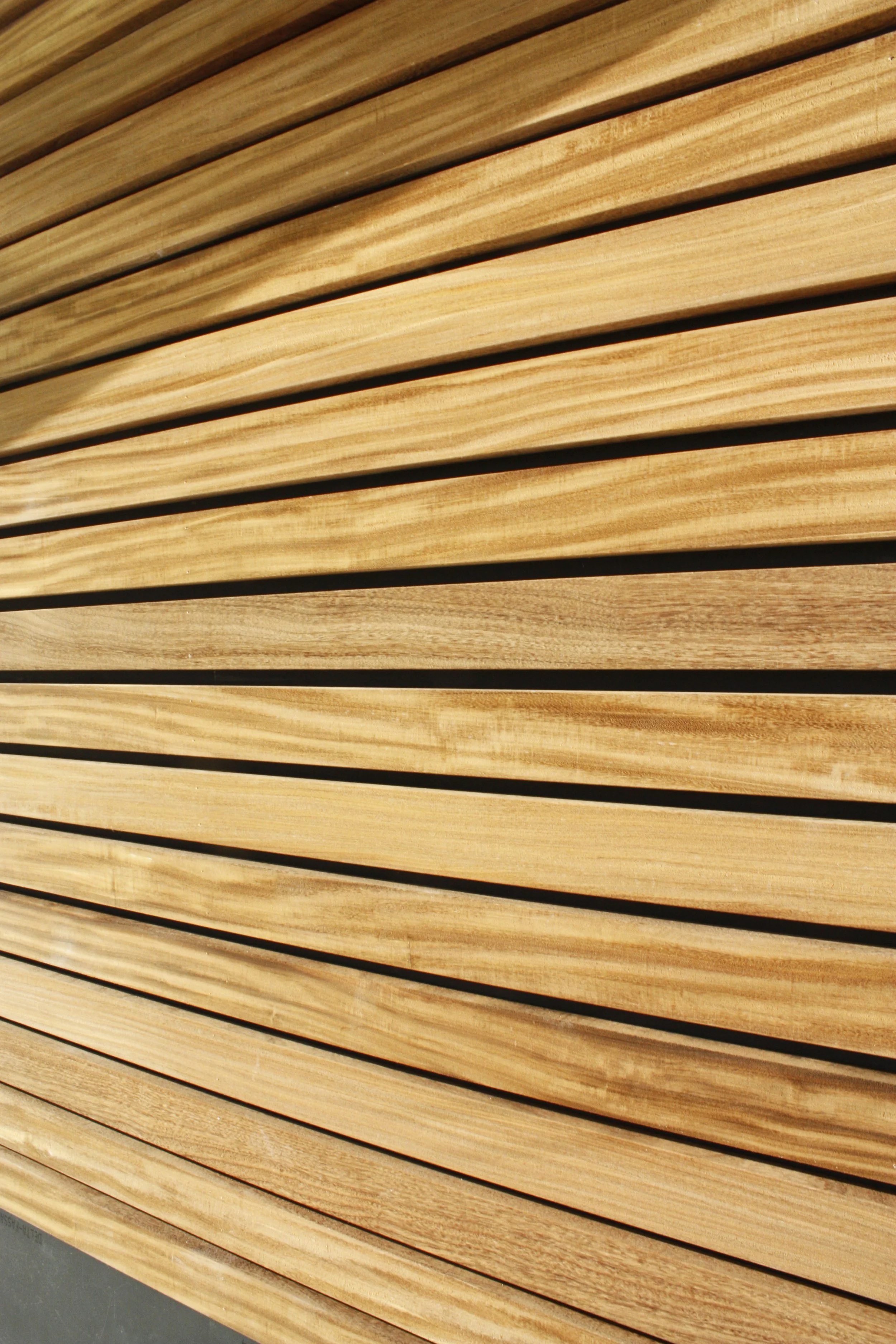 Close-up van horizontale houten latten met een natuurlijke houtkleur.