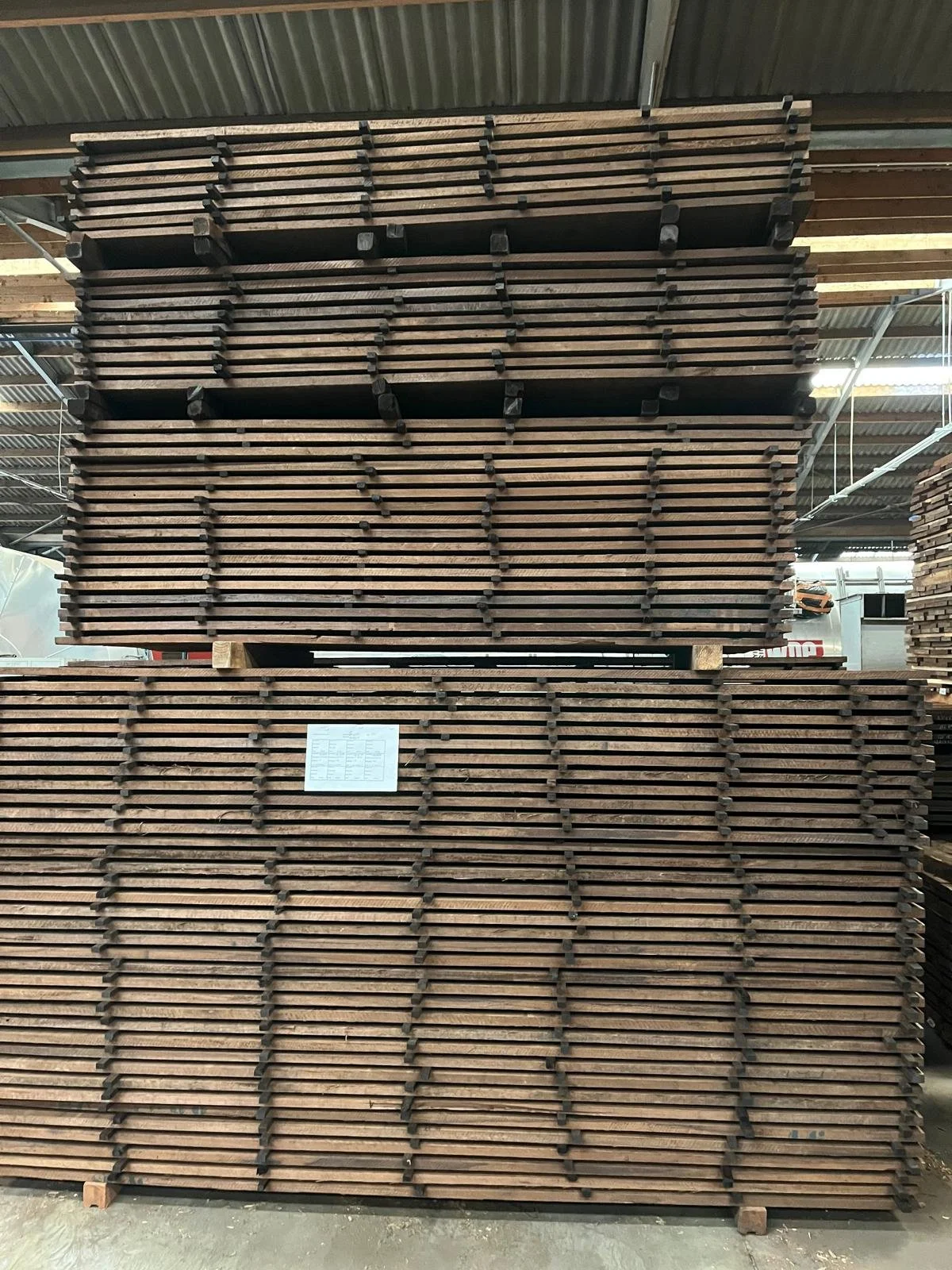 Stapel planken hout in een magazijn