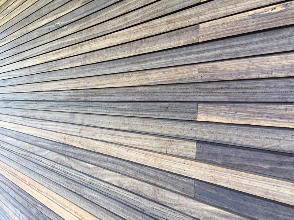 Close-up van een houten gevelbekleding met horizontale planken.