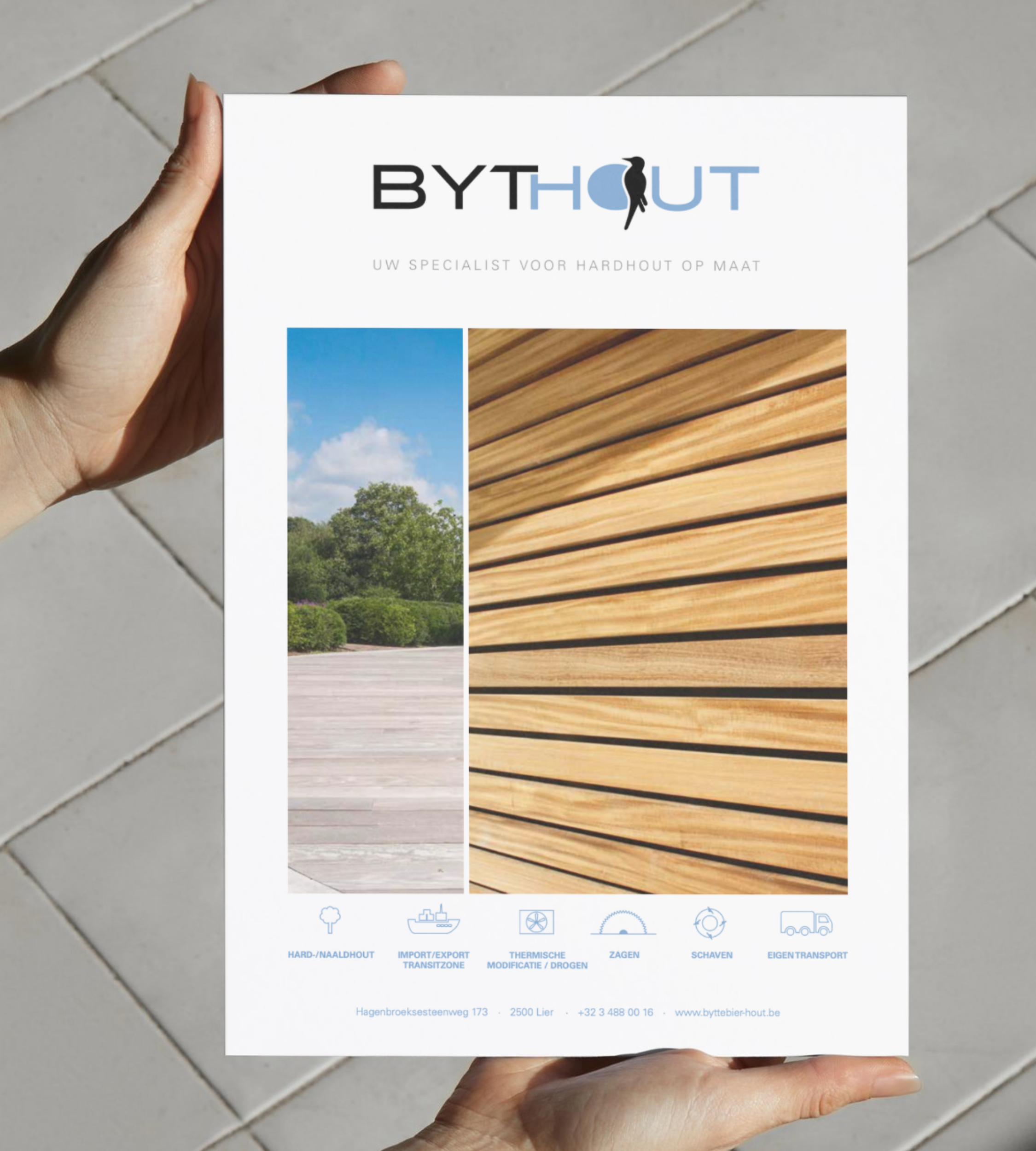 Folder met informatie over houtsoorten, met foto's van hout en tuin, en contactgegevens onderaan.