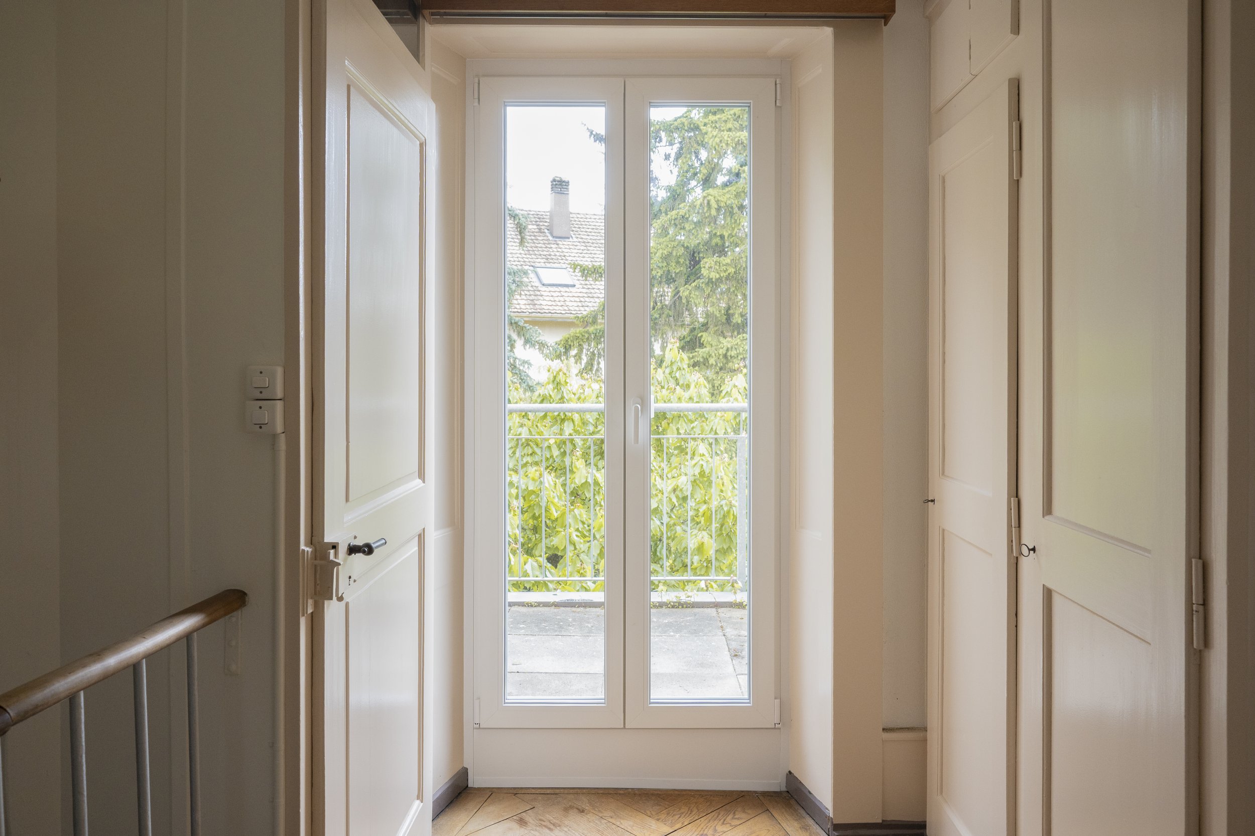 Remplacement des anciennes fenêtres, dans une villa à Colombier dans le canton de Neuchâtel, par des fenêtres PVC blanches, haute performance entre autre grâce à son excellent triple vitrage. 