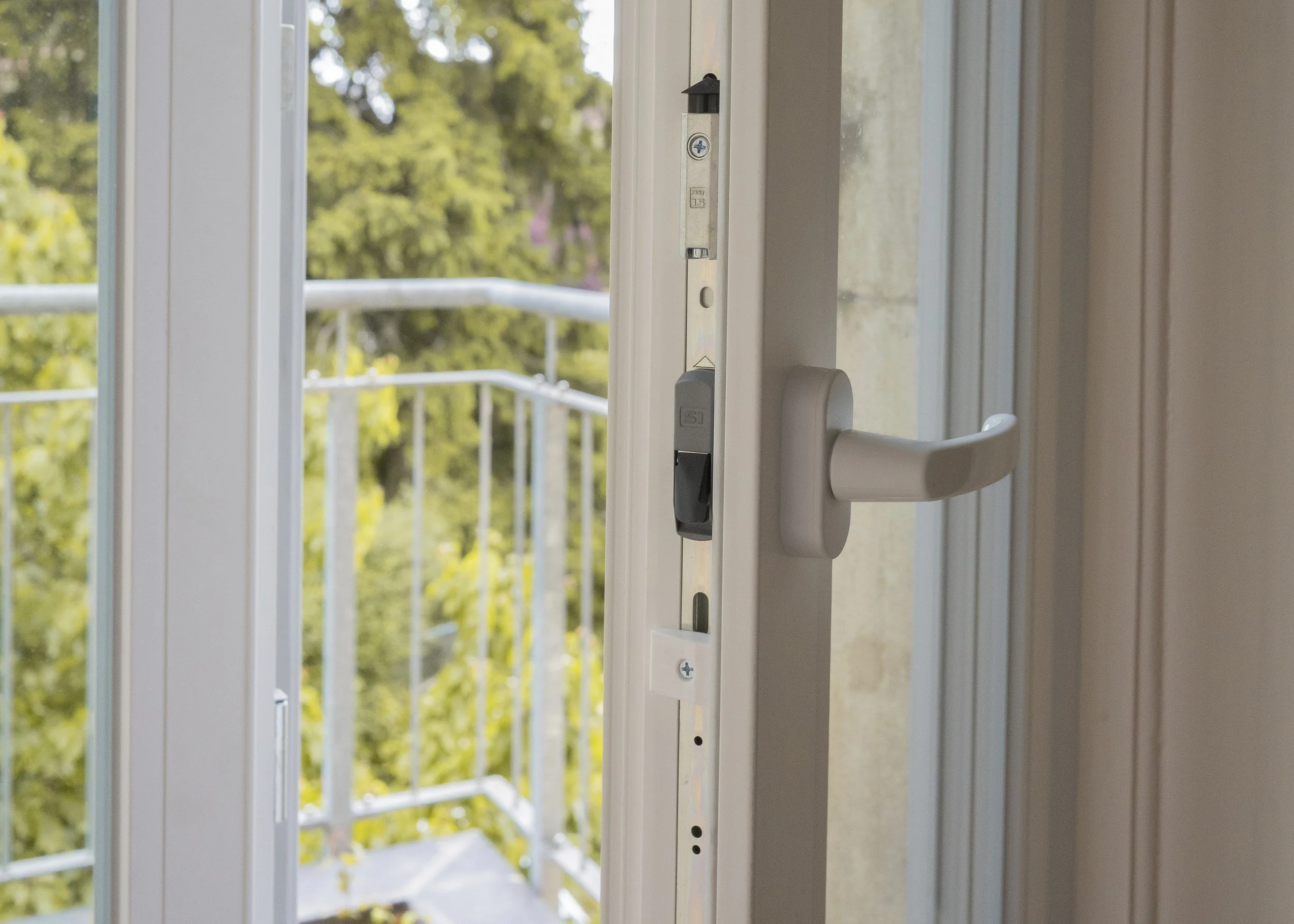 Remplacement des anciennes fenêtres, dans une villa à Colombier dans le canton de Neuchâtel, par des fenêtres PVC blanches, haute performance entre autre grâce à son excellent triple vitrage. 
